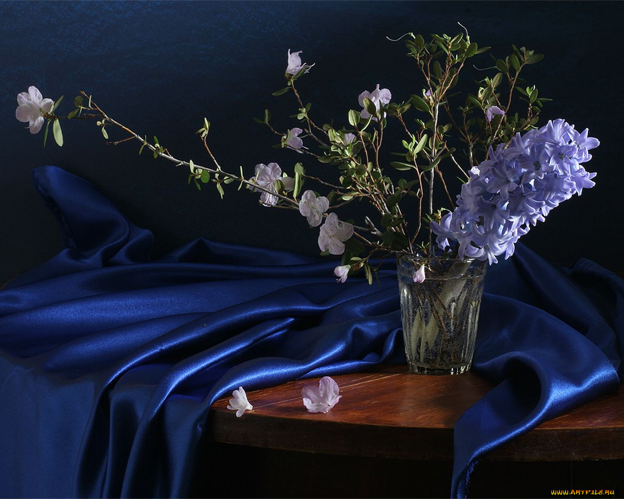 Натюрморт с синими цветами